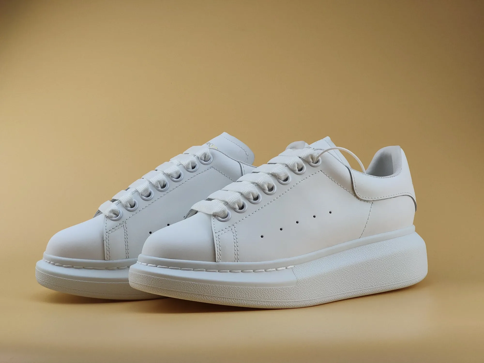 👟👟Ex-factory price 480 👟👟 ALEXANDER MQUEEN (McQueen) 🎉The highest quality silk cowhide version on the market🎊, imported water-dyed sheepskin inside, 1:1 replica at the counter, star style T stage catwalk, a must-have for fashionistas , the original high-temperature and ultra-clear air pressure logo on the foot, absolutely counter-matched version, the arc of the back bag is truly genuine 0⃣ difference, using an exclusive privately molded double-layer vacuum outsole, which is light on the foot and has excellent rebound! Running🏃✈The first choice item for outdoor sports💅💅Trend and fashion coexist📣Female style: 35-39, male style: 39-44 with original packaging